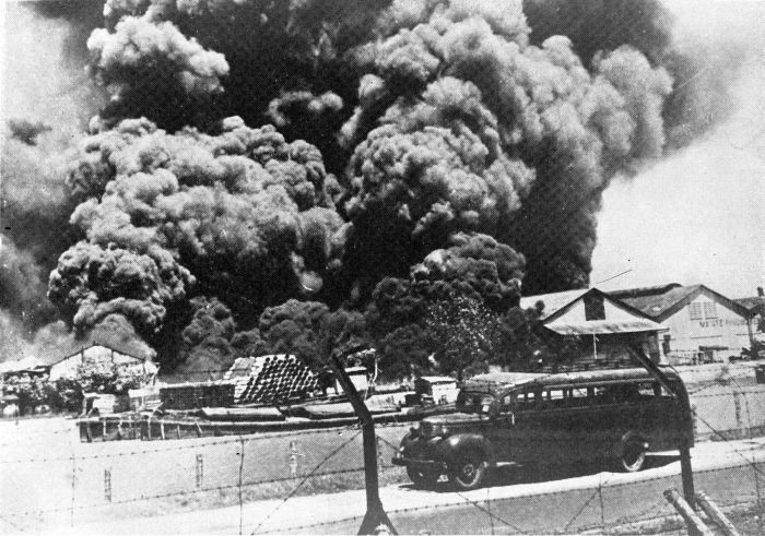 Голландско-индийская армия уничтожает военно-морские объекты в Сурабайе до высадки японцев.