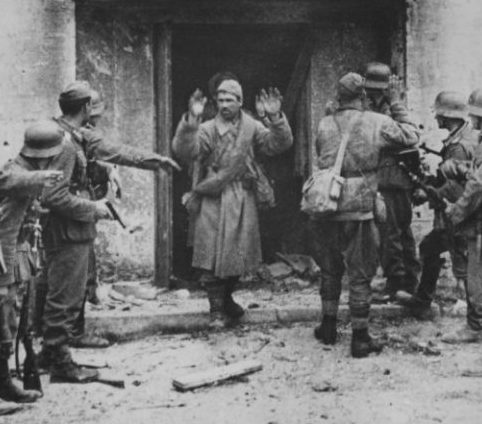 Красноармейцы сдаются на улице Керчи. 1942 г.