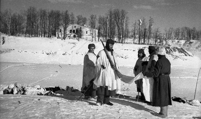 Немцы собирают сброшенные с самолетов припасы. Холм, 1942 г.