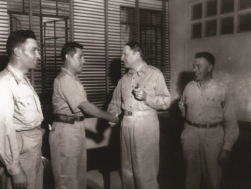 Американский генерал Дуглас Макартур награждает мексиканских пилотов.1943 г.