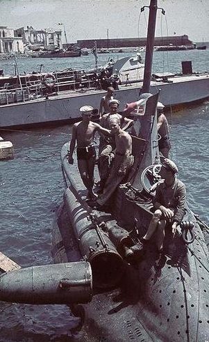 Итальянская мини-подлодка в гавани на полуострове Крым. 1942 г.
