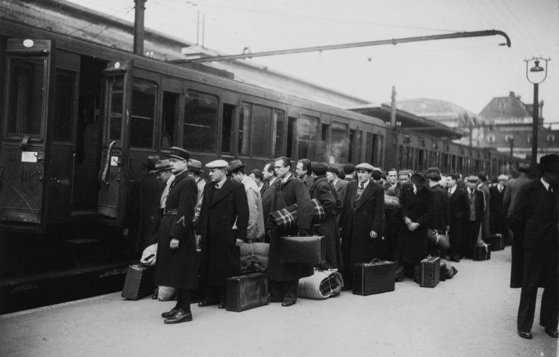 Французские евреи на станции Аустерлиц, в ходе депортации из оккупированного Парижа. 13 мая 1941 г. 