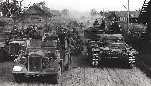Немецкие войска в пригороде. 27 июня. 1941 г.