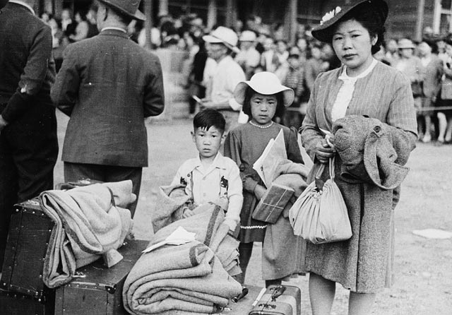 Отправка японцев в лагеря. 