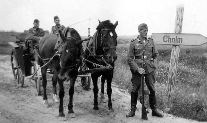 Немцы на въезде в город. Октябрь 1941 г. 
