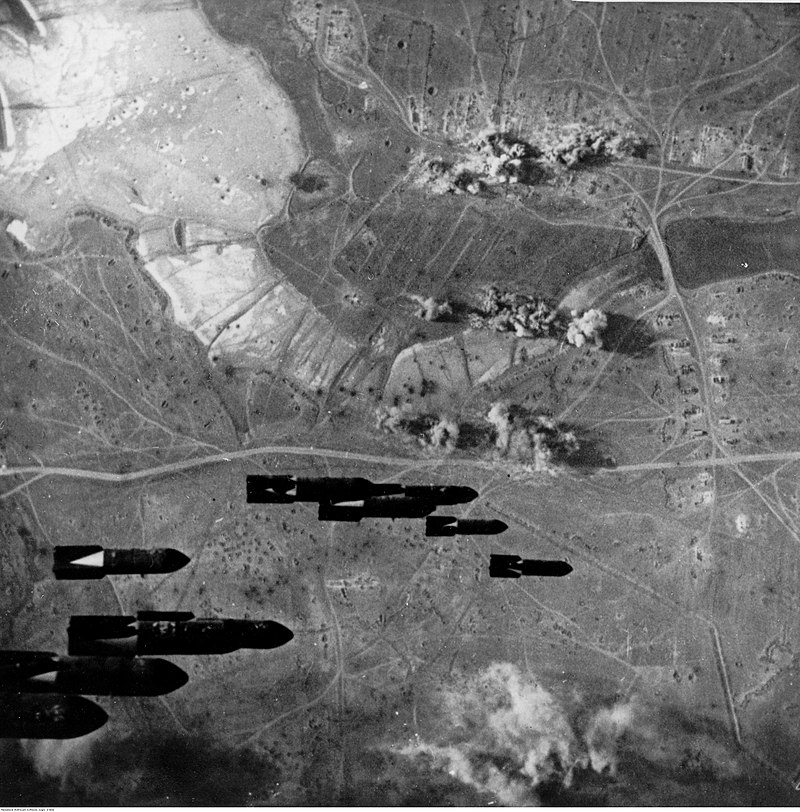 Немецкая бомбардировка у города Керчь.