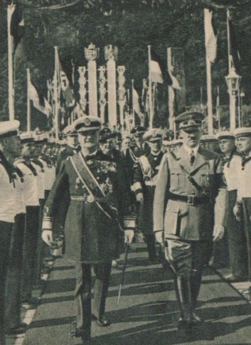 Миклош Хорте и Адольф Гитлер. Киль, 1939 г.