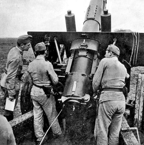 Расчеты тяжелых орудий на Восточном фронте. 1943 г. 