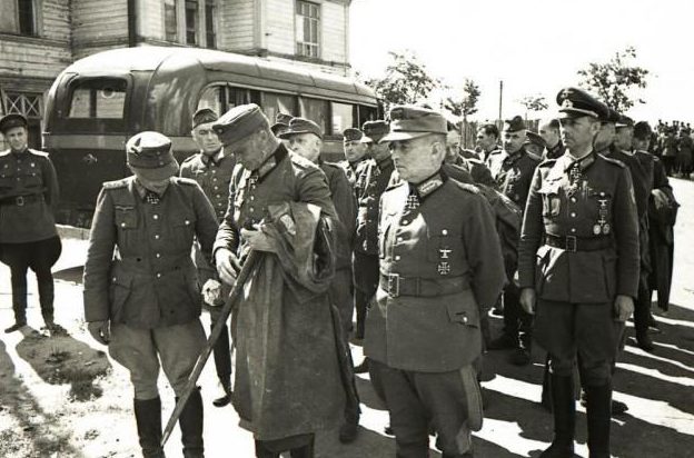 Немецких генералов к месту шествия свозили на автобусах.