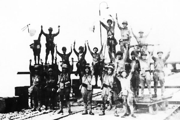 Японская 2-я дивизия празднует высадку в Мераке. Ява, 1 марта 1942 г.