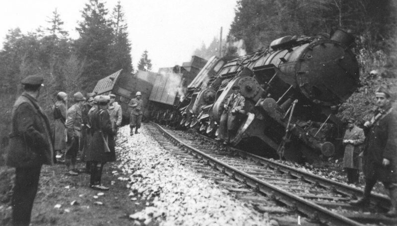 Итальянские солдаты у поезда, пущенного под откос югославскими партизанами на перегоне Делнице-Огулин. Июнь 1942 г. 