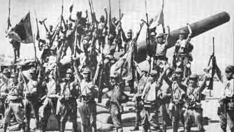 Японские войска празднуют победу на вершине батареи Херна, 6 мая 1942 года.