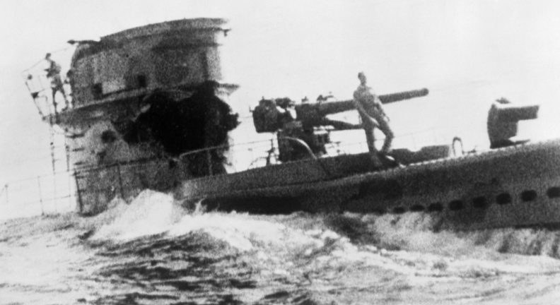 Итальянская подлодка «Кобальто» тонет, поврежденная огнем британского эсминца. Август 1942 г. 