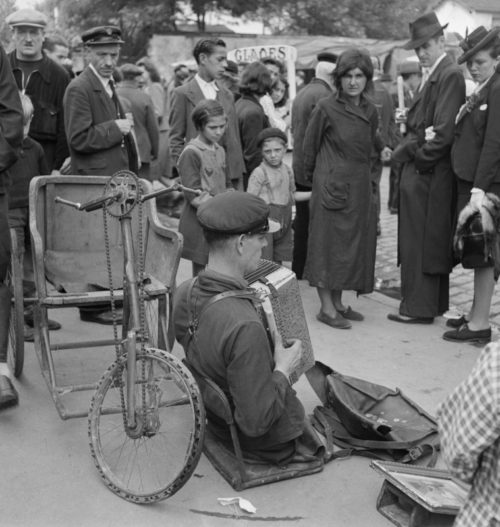 Уличные инвалиды-музыканты на блошином рынке в оккупированном Париже. Май 1941 г.
