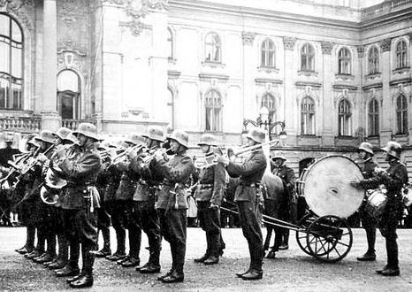 Военный оркестр во дворе королевского дворца. Будапешт 1939 г. 