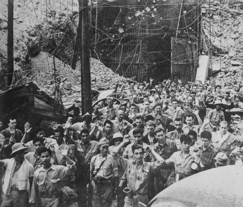 Американские и филиппинские солдаты и моряки сдаются японцам в Коррегидоре. Май 1942 г.