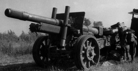 Итальянские солдаты у трофейной советской 152-мм пушки с трактором. Лето 1942 г. 