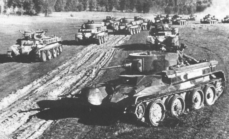 Советские танки выдвигаются на боевые позиции. 29 июня. 1941 г.