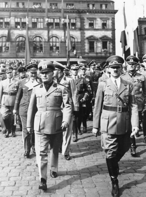 Бенито Муссолини и Адольф Гитлер. Мюнхен, 1938 г.