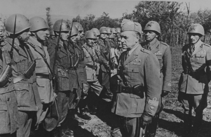 Командующий Экспедиционного итальянского корпуса в России генерал Джованни Мессе у строя солдат во время смотра. Лето 1942 г.