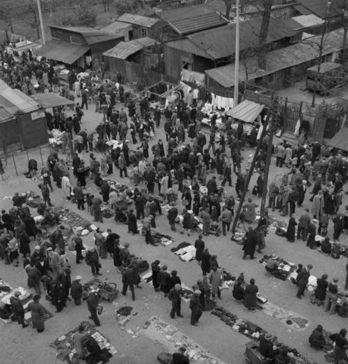 Блошиный рынок на Порт-де-Клиньянкур в оккупированном Париже. Май 1941 г.