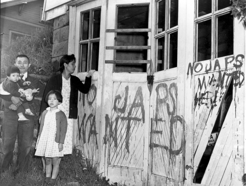 Японская семья возвратилась домой из лагеря. В их доме выбиты стекла, стены исписаны текстами антияпонского содержания: «Япошки здесь не нужны».