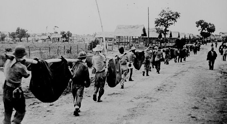 Американские и филиппинские военнопленные в японском концлагере О'Доннелл, переносят умерших к месту захоронения. 