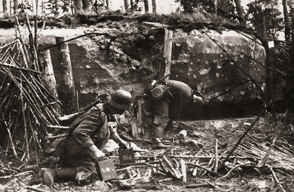 Немецкие саперы закладывают взрывчатку в советский ДОТ. Июнь 1941 г.