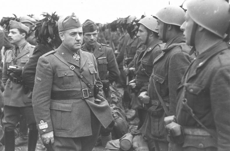 Командующий Экспедиционного итальянского корпуса в России генерал Джованни Мессе у строя солдат во время смотра. Лето 1942 г.