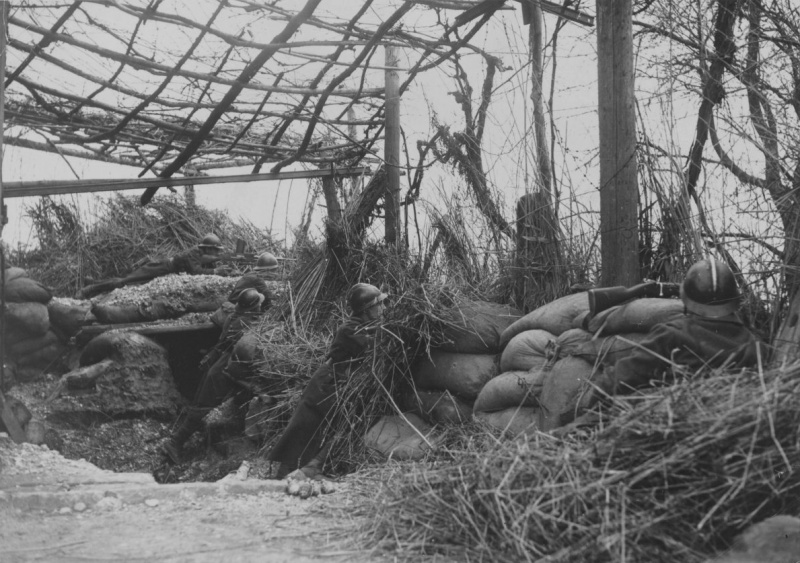 Пятеро французских солдат на позиции на Западном фронте. Осень 1939 г.