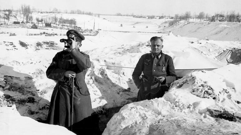Немецкие офицеры у блиндажа. Январь 1942 г.