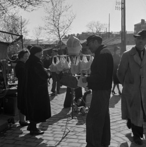 Блошиный рынок на Порт-де-Клиньянкур в оккупированном Париже. Май 1941 г.
