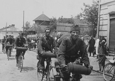 Венгерские солдаты–велосипедисты. 1939 г. 