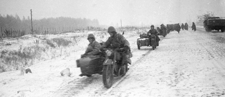 Колонна советских мотоциклистов на шоссе на Можайском направлении. Октябрь 1941 г.