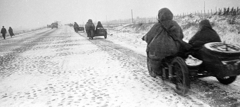 Колонна советских мотоциклистов на шоссе на Можайском направлении. Октябрь 1941 г.