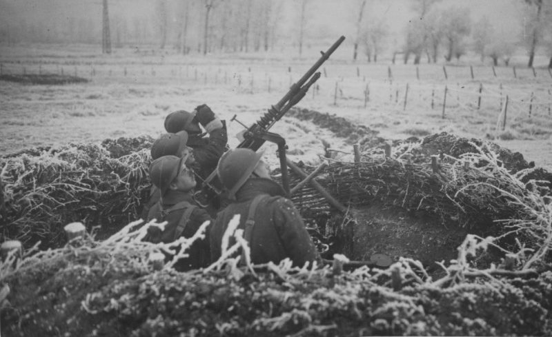 Французы в окопе на Западном фронте. Осень 1939 г.