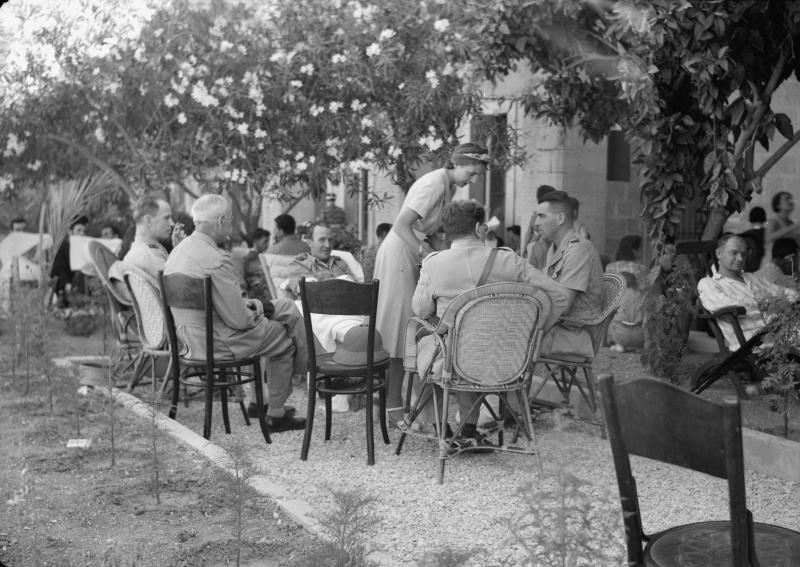 Выздоравливающие раненые офицеры сил «Свободной Франции» в госпитале в Вифлееме. 14 июля 1941 г. 
