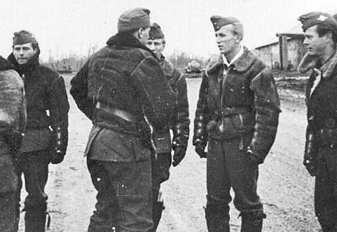 Венгерские пилоты на аэродроме. Март 1944 г.