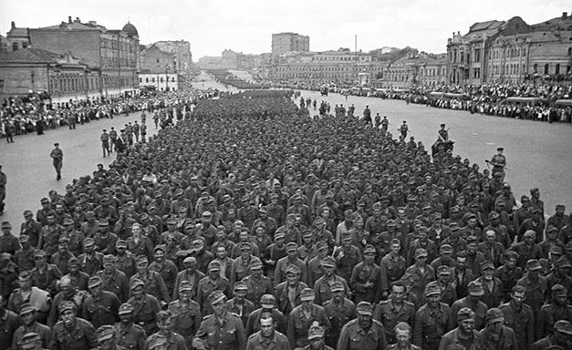 Колонны пленных немецких солдат на Садовом кольце. 