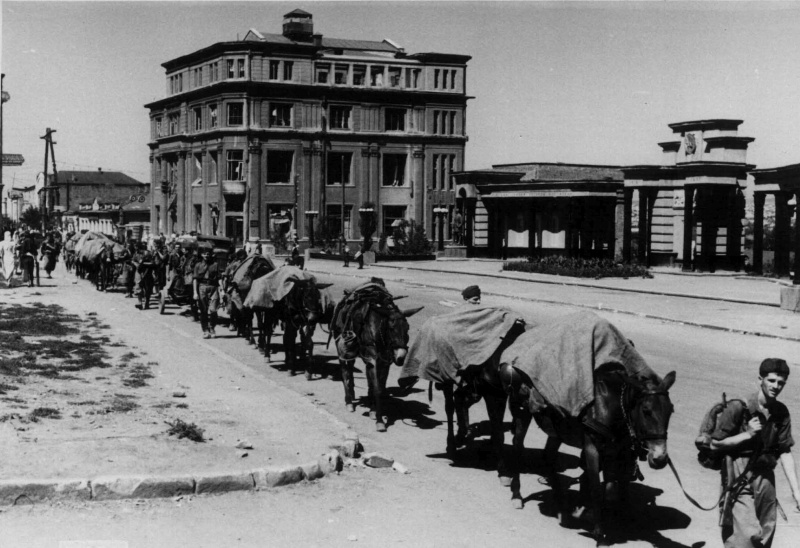 Итальянские солдаты в оккупированном Ворошиловграде. Лето 1942 г. 