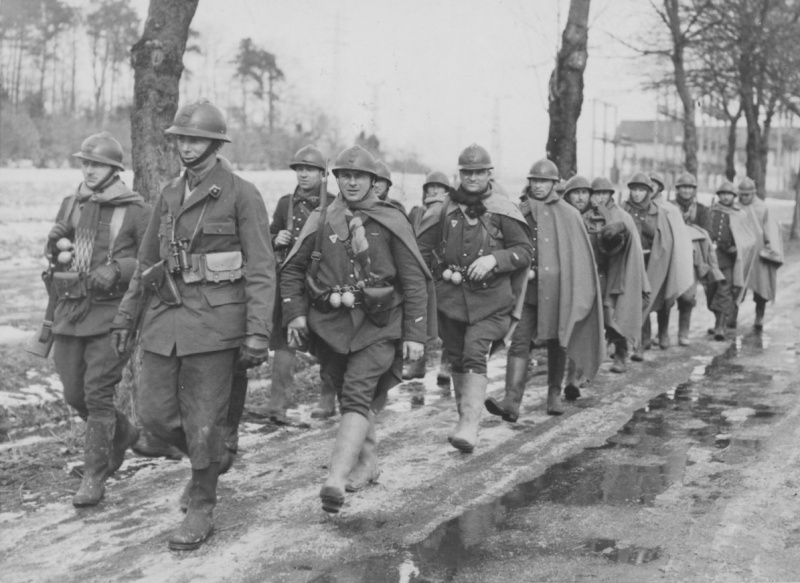 Группа французских солдат на Западном фронте. Ноябрь 1939 г.
