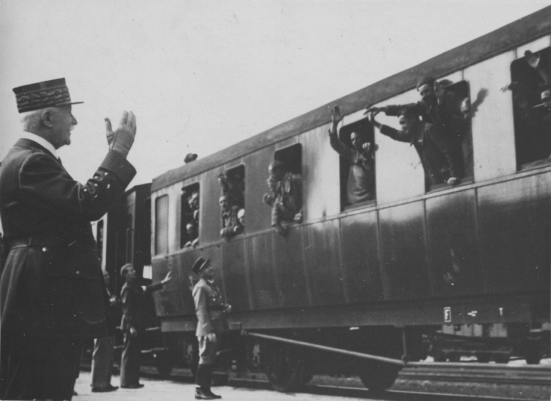 Маршал Анри-Филипп Петэн приветствует французских солдат, освобожденных из плена в Германии, на вокзале французского города Руан. Август 1941 г. 