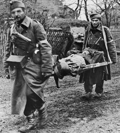 Эвакуация раненого на берегу реки Днестр. Весна 1944 г. 