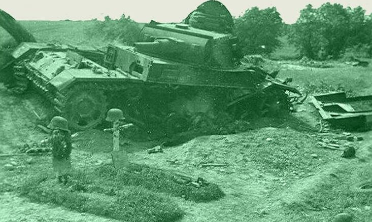 Подбитый немецкий танк. 30 июня 1941 г. 