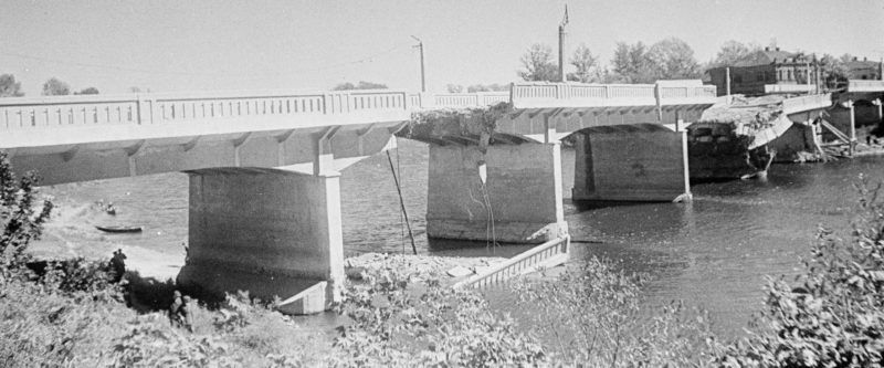 Разрушенный мост. 1943 г.