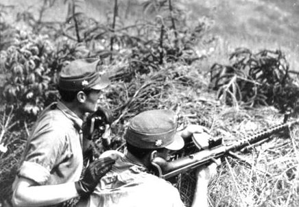 Венгерские горные стрелки с пулеметом в Карпатах. Лето 1944 г. 