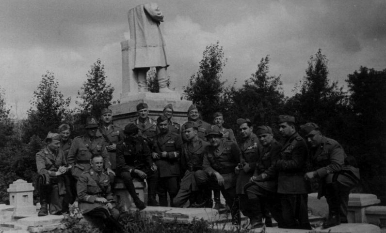 Итальянцы у разбитого монумента Сталину на станции Ясиноватая Сталинской области. Лето 1942 г. 