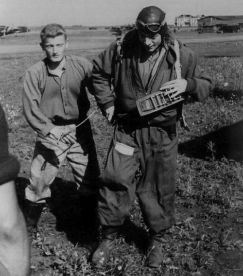Итальянские пилоты на аэродроме в Сталино. Лето 1942 г.