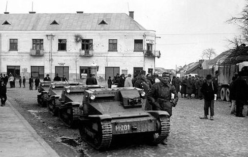 Венгерские танкетки в чехословацком городе Хуст в Карпатской Украине. 1940 г. 