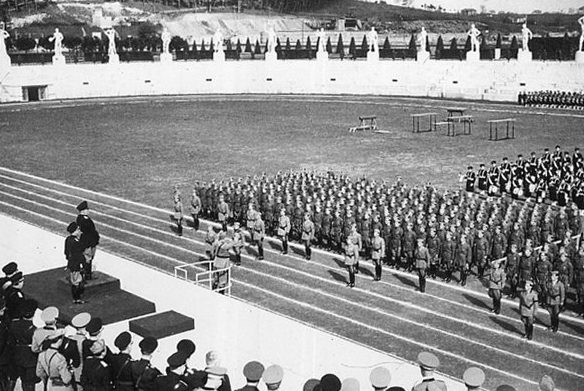 Бенито Муссолини на военном параде. Рим, 1939 г.